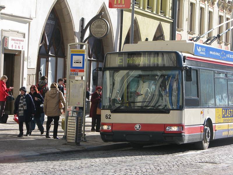 Mladík se pokusil před ostrahou supermarketu, kde kradl, ukrýt a ujet trolejbusem. Policie však mladého zloděje dostihla a zadržela. Ilustrační foto: