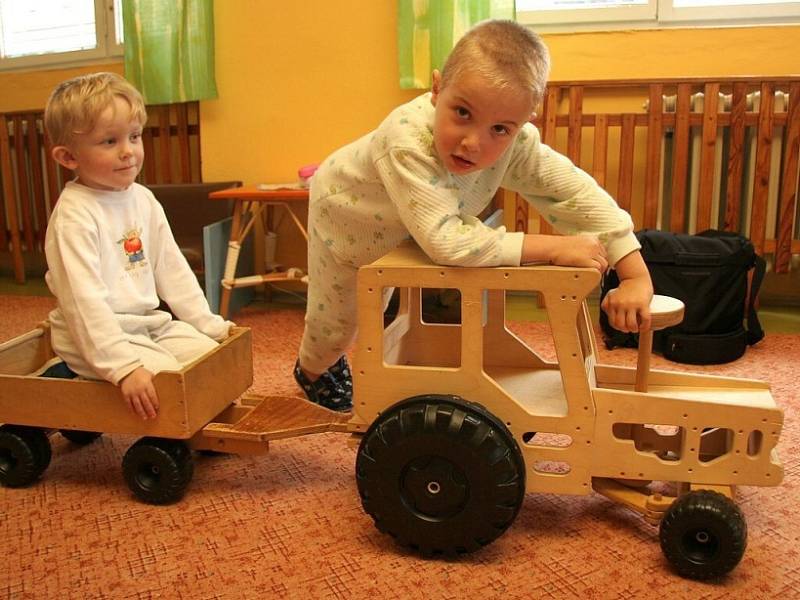 Dětem se v nové školce líbí. Každá místnost má trochu jinou atmosféru. Zmizela socialistická šeď a nahradila ji větší barevnost.