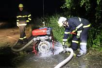 Noční cvičení dobrovolných hasičů u Lomu Borek