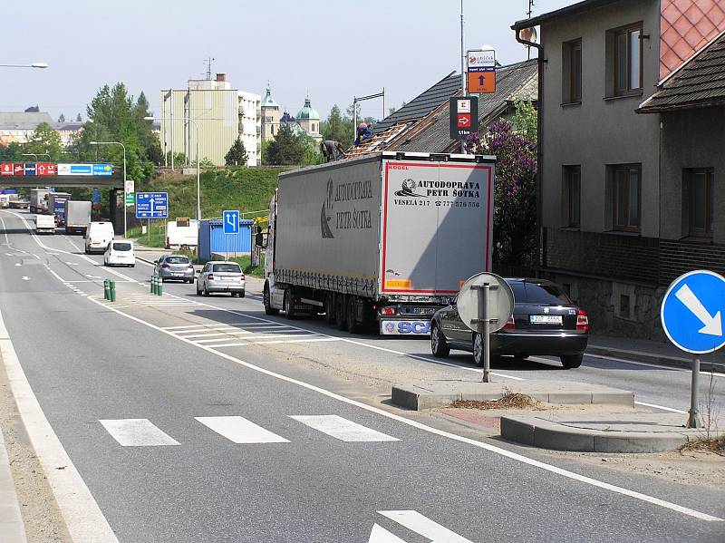 Silnice z Brodu na Jihlavu v dopravní špičce. Pro řidiče zkouška nervů.