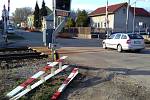 Železniční přejezd v Golčově Jeníkově přitahuje nehody. Ta zatím poslední naštěstí nebyla tragická, nikdo ani nebyl zraněn. Mladý řidič nákladního auta zde ve čtvrtek odpoledne „pouze“ přerazil závoru.