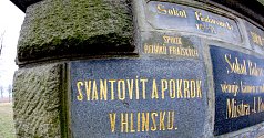 Do mohyly v Žižkově Poli, tehdejším Šenfeldu, byl vložen v roce 1874. O deset let dříve byl vyšit prapor pěveckého spolku zvláštního jména Svantovít, s nímž tehdejší zpěváci k mohyle přišli. K činnosti hlineckého Svantovíta přispěl i Bedřich Smetana.