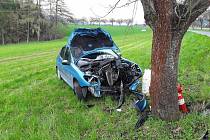 Osobní auto narazilo do stromu u obce Bojiště na Havlíčkobrodsku.