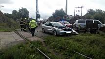 Na přejezdu v Ledči nad Sázavou se 9. července srazil vlak s autem.