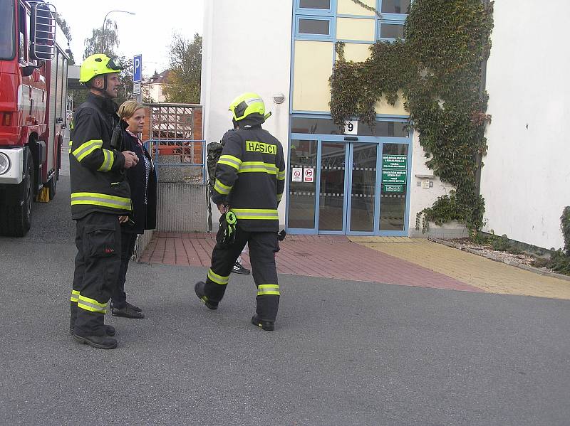 Cvičná evakuace pacientů z hořícího oddělení brodské nemocnice.