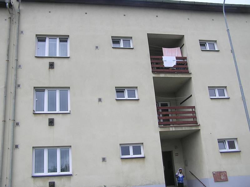 Ze zničeného bytu v Reynkově ulici se rodina Ivany Guhlové musí vystěhovat.