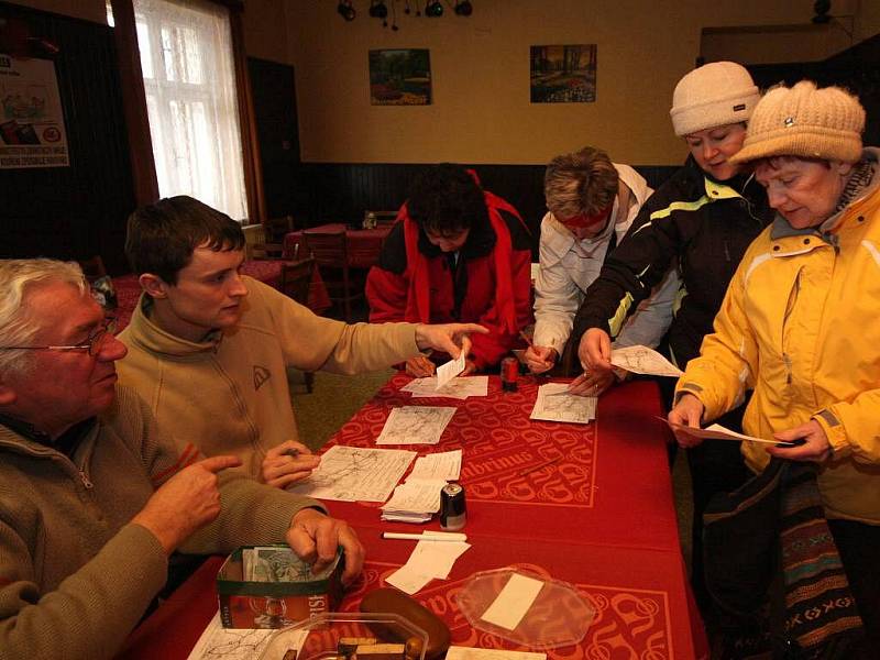 Zimním Podoubravím šlo ze Sobíňova 210 lidí,  obecní kohout zval na Léto v Železných horách.