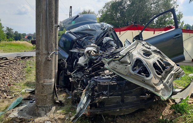 Tragická nehoda na železnici u Havlíčkova brodu: řidič nepřežil srážku s vlakem