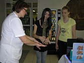 Podle nozokomiální sestry havlíčkobrodské nemocnice, Věry Henzlové, je správné a hygienické mytí rukou malá věda. 