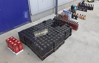Celníci zadrželi na vysočinském úseku dálnice dodávku s více než třemi stovkami lahví nezdaněného alkoholu.  Foto: poskytla Celní správa