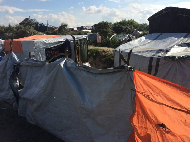 Europoslanec Tomáš Zdechovský navštívil uprchlický tábor ve francouzském Calais. 