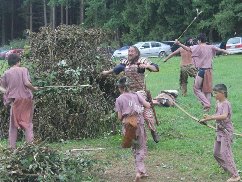 Bitva mezi Vikingy a původními americkými obyvateli, tentokrát na břehu Sázavy.