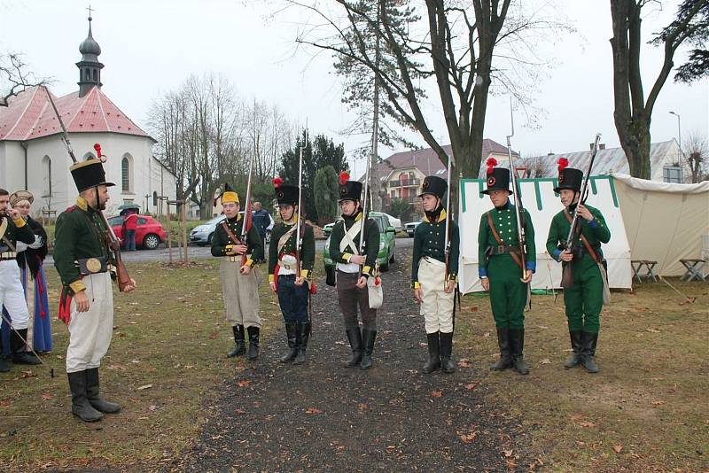 Rekonstrukce historické bitvy u Štoků se účastní minimálně stovka vojáků v dobových uniformách.