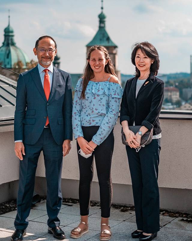 Johanka Juklová, žákyně sekundy brodského gymnázia využila uplynulý lockdown originálně a sama se naučila japonsky. A především díky tomu do Havlíčkova Brodu nedávno přijel japonský velvyslanec Hideo Suzuki.