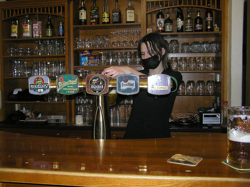 Poslední pivo nebo poslední kávu si mohli hosté na Vysočině dát ve čtvrtek do osmi hodin večer.