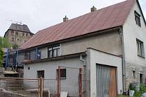 V tomto domku v Lipnici nad Sázavou se pokusil muž zabít svou manželku, následně utekl. 