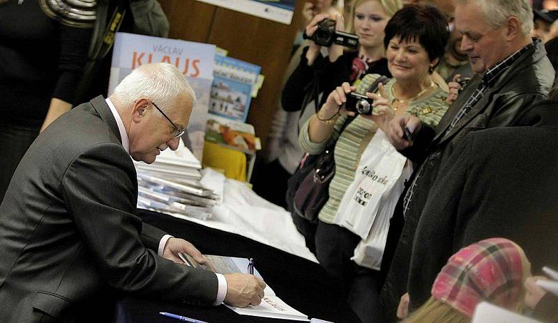 Václav Klaus na Podzimním knižním veletrhu v Havlíčkově Brodě.