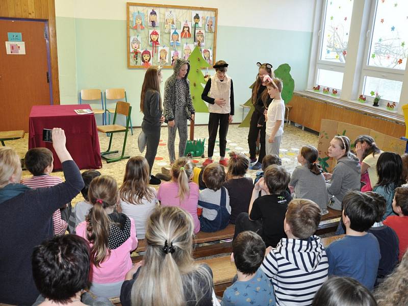 Žáci Základní školy Konečná v Havlíčkově Brodě si koncem minulého týdne pro rodiče připravili divadelní představení Koblížek na vandru.