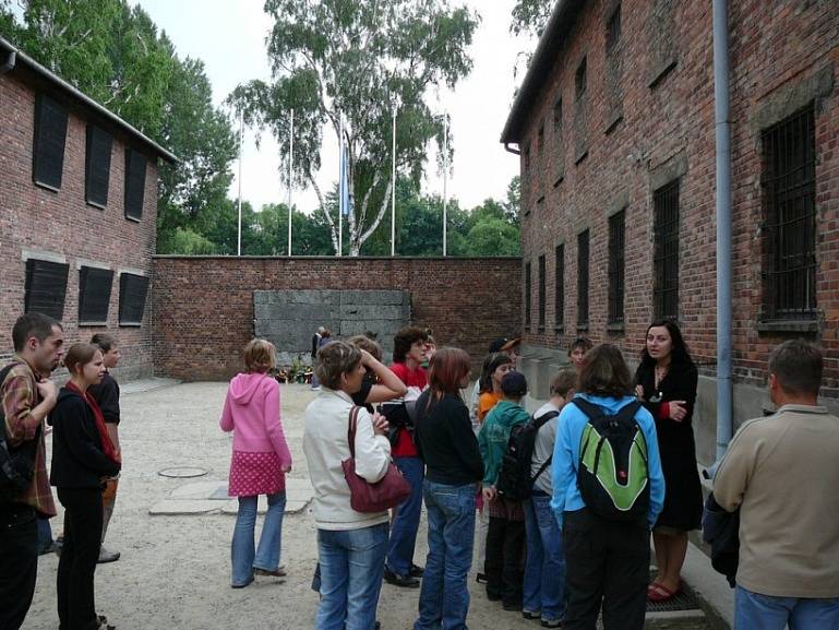 I po více než 65 letech naháněl bývalý koncentrační tábor v Osvětimi hrůzu mezi dětmi, které sem přijely ze Štoků. Část dětí je zapojena do projektu Zmizelí sousedé.