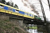 Tři roky neexistuje tento železniční most v Poříčí. První vlak po něm projel v roce 1898. V roce 2007 byl ocelový viadukt sešrotován a zpeněžen. Stejně tak byl s komerčním úspěchem zlikvidován celý svršek kolejiště mezi Přibyslaví a obcí Sázava. 