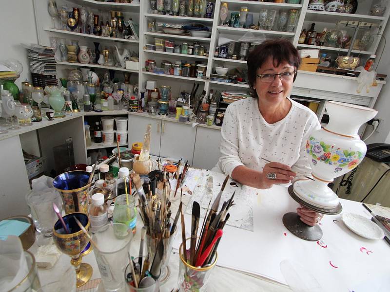 Rukama Jany Kovačkové prošly tisíce kusů skla. Mnoha pestrobarevnými motivy je dekorovala a stále ještě dekoruje ve svém ateliéru.