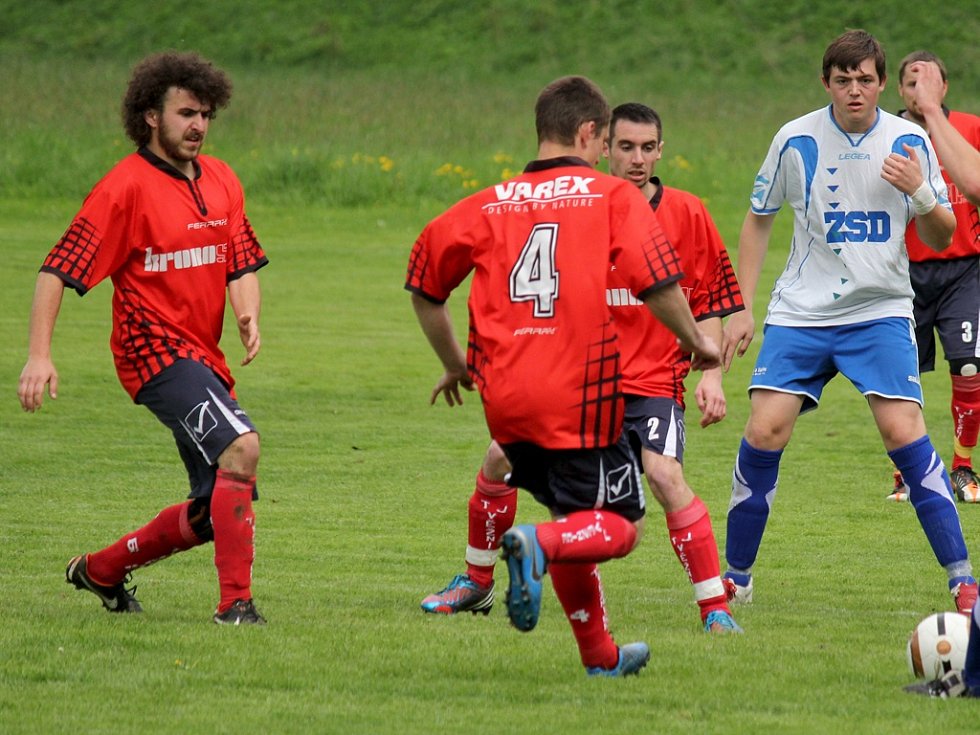 S letní přípravou na novou sezonu začali i I. A třídy fotbalisté Věžnice (v tmavém), kteří sehrají tři přípravná utkání. 