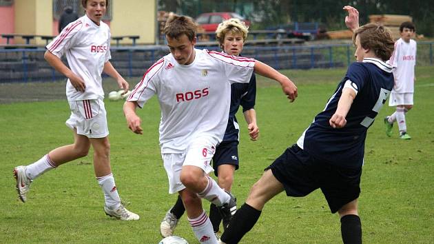 Deváté místo uhráli po podzimní části v I. lize brodští starší žáci U15 (v bílém). 