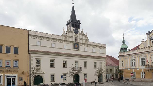 Před víc než dvěma lety radnice prodělala rekonstrukci za šedesát milionů. Oživit ji a proměnit bude stát další miliony.