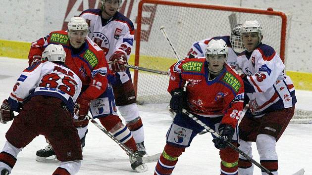 Ve středečním derby se utká Havlíčkův Brod s hokejisty Třebíče. Především borci z Kotliny potřebují sbírat body jako sůl. Stále totiž nemají jistotu účasti v play off. Na třináctý Beroun má náskok pouhých pěti bodů.