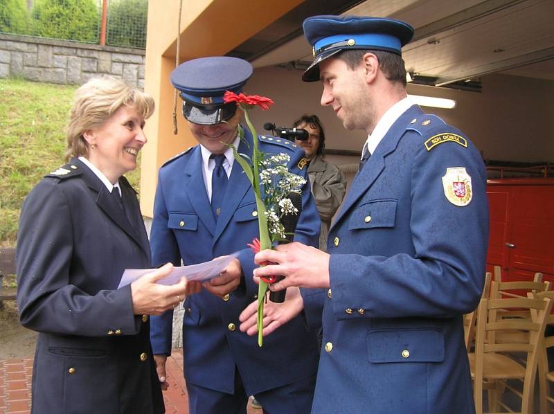 Téměř polovinu hasičského sboru dospělých tvoří ženy. Čestné uznání za aktivní práci v hasičském sboru si odnesla Hana Čermáková.