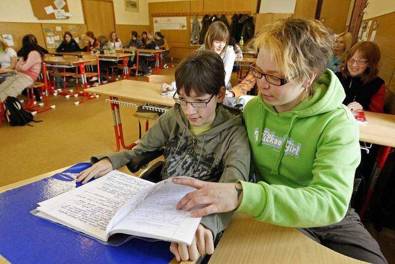 I když škola nemá bezbariérový přístup, každý Václavu Beránkovi ze schodů i do nich vždy rád pomůže, ať už je to jeho asistentka nebo spolužáci. Ve třídě je pokládán za baviče a smíška a je velmi oblíbený. Problémy mu nedělá ani studium. 