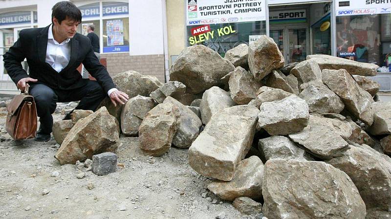 V Dolní ulici dělníci vykopali pozůstatky původní dlažby. Vzácný nález se našel u výkopu, kde pracují vodaři a také u Komerční banky, kde zase budou měnit potrubí plynaři. 