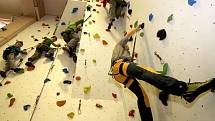 Osmdesát let stará ledečská sokolovna ožila novou lezeckou stěnou.