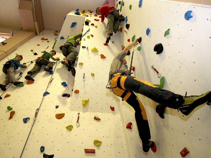 Osmdesát let stará ledečská sokolovna ožila novou lezeckou stěnou.