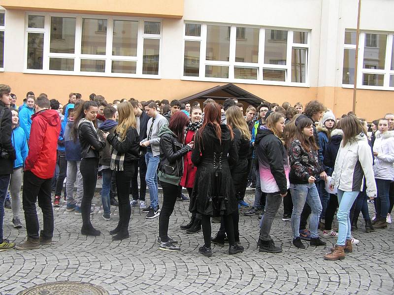 Protestovat proti současné politické situaci v Česku mohli studenti v Brodě různým způsobem.