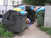 I po pěti měsících odpadové revoluce nabízejí ulice Brodu někde stejný obrázek. Odpadky, špína a zápach