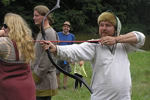 NA SKOK DO STŘEDOVĚKU. Setkání Vikingů v Ledči se účastní asi stovka příznivců historického šermu. Oblečení a zbroj musí být co nejautentičtější.