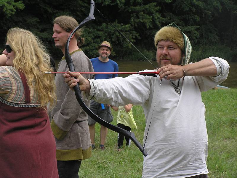 NA SKOK DO STŘEDOVĚKU. Setkání Vikingů v Ledči se účastní asi stovka příznivců historického šermu. Oblečení a zbroj musí být co nejautentičtější.