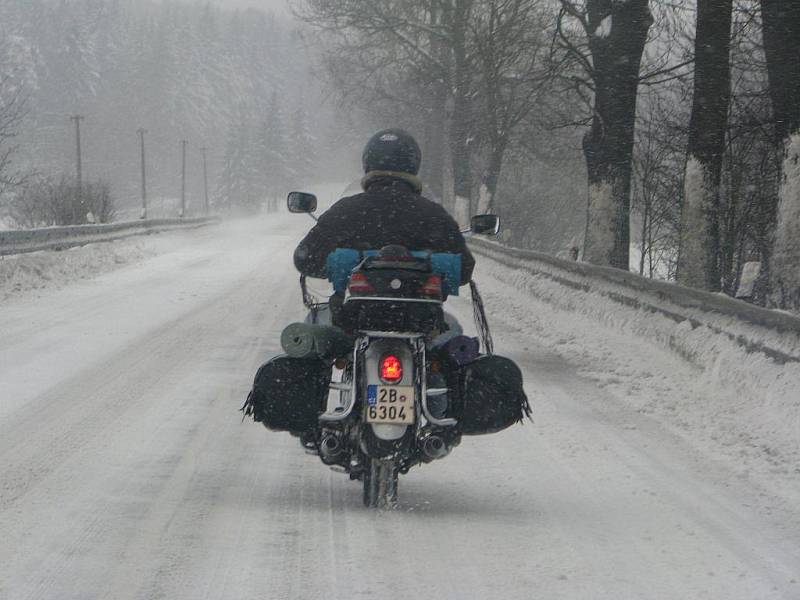 Snímky motorkářů na zasněžené a zledovatělé silnici pořídili reportéři Deníku v neděli v Novém Ransku na Ždírecku a posléze i nedaleko odbočky na Oudoleň.  Přestože jeli rychlostí necelých 30 km/h, ohrožovali v nepříznivém počasí nejen sebe ale i ostatní.