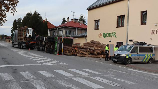 Ke dvěma nehodám museli policisté v pondělí vyjíždět do Ždírce nad Doubravou. První z nich se stala v blízkosti železničního přejezdu, druhá na ulici Chrudimská.