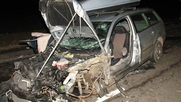 Muž ve volkswagenu způsobil na silnici I/38 u Habrů nehodu dvou kamionů. Sám utrpěl těžké zranění.