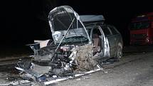 Muž ve volkswagenu způsobil na silnici I/38 u Habrů nehodu dvou kamionů. Sám utrpěl těžké zranění.
