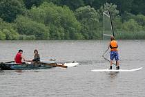 Ideálním odpočinkem je pro některé v létě určitě windsurfing. Perfektní podmínky najdou surfaři na Řece u Krucemburku. 