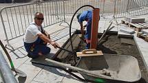 Dělníci položili v horní části centrálního Havlíčkova náměstí poslední kusy těžké dlažby. Dláždění celé plochy náměstí trvalo několik týdnů. 