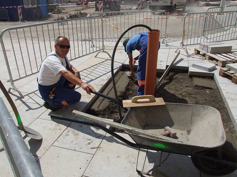 Dělníci položili v horní části centrálního Havlíčkova náměstí poslední kusy těžké dlažby. Dláždění celé plochy náměstí trvalo několik týdnů. 