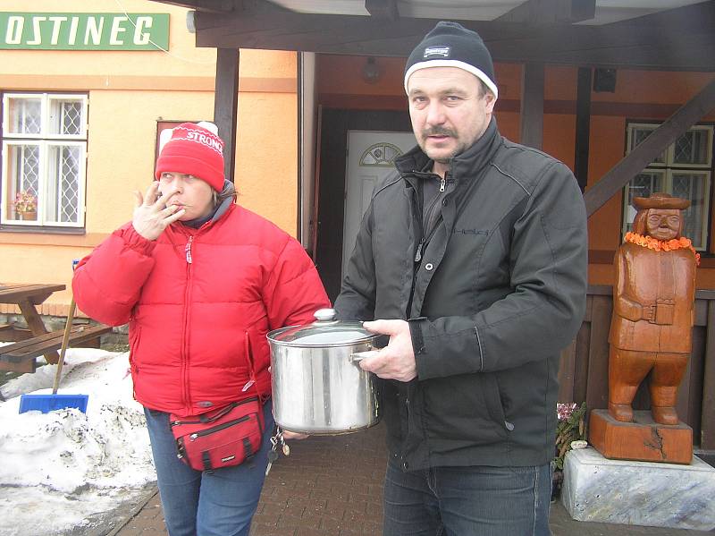 Pochodu Dymáčkův memoriál se zúčastnily stovky turistů. V cíli je zahřála drštková polévka z pravé polní kuchyně.