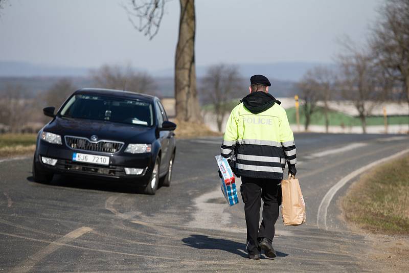 Na Brodsku museli hygienici obec Kynice, kde hrozilo velké rozšíření nákazy, 16. března zcela uzavřít. Na dodržování ochranných opatření dohlíželi i policisté.