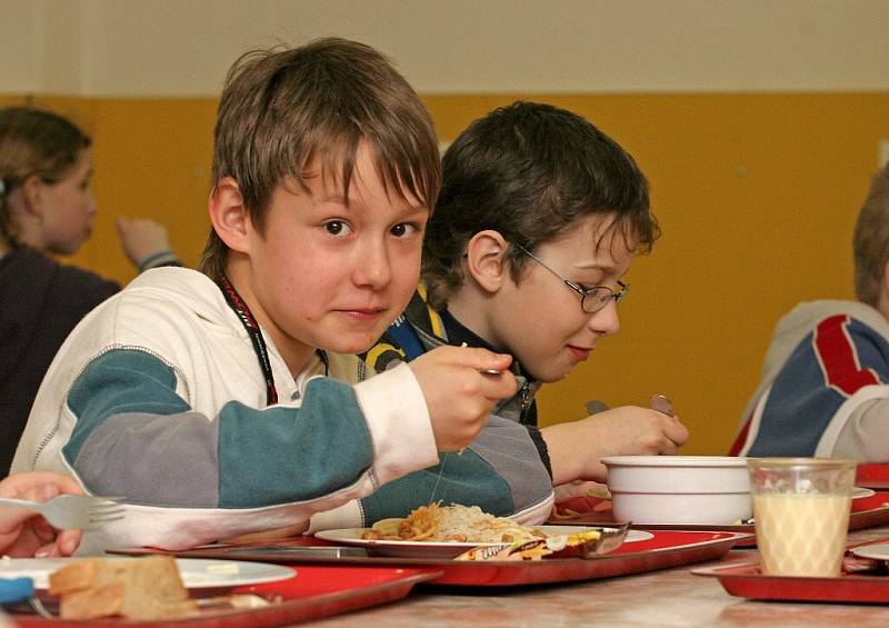 Děti ve školní jídelně náležející k brodské základní škole V Sadech zastihl náš fotograf v den, kdy si takříkajíc „dávaly do nosu“. Kdyby zrovna byly na jídelníčku luštěniny, možná by se tvářily o poznání sklesleji.