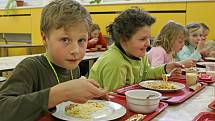 Děti ve školní jídelně náležející k brodské základní škole V Sadech zastihl náš fotograf v den, kdy si takříkajíc „dávaly do nosu“. Kdyby zrovna byly na jídelníčku luštěniny, možná by se tvářily o poznání sklesleji.