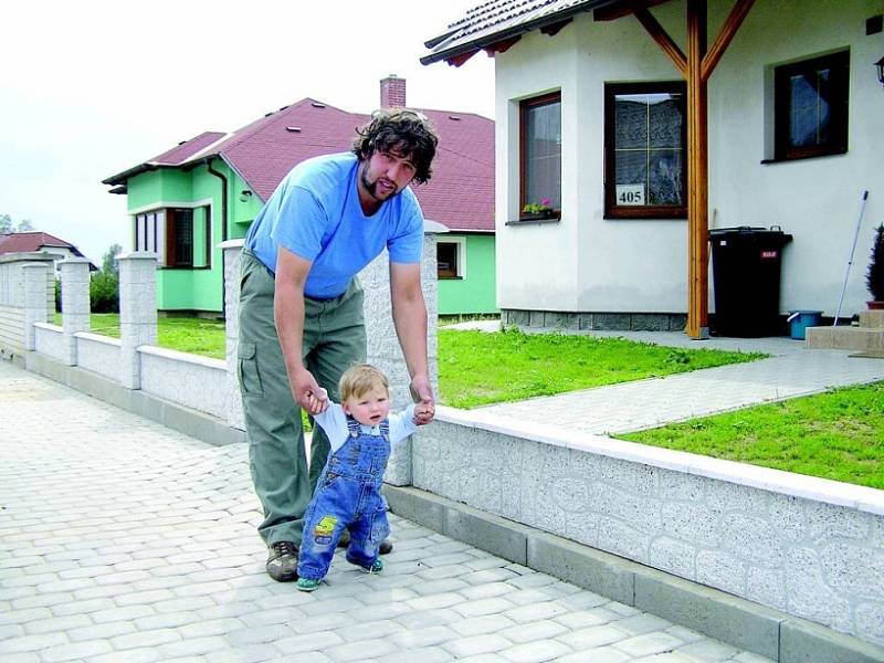 Mladí manželé s dítětem. To jsou typičtí obyvatelé novostaveb na okraji obcí. Za domem Jiřího Mrkvičky z Habrů se budou připravovat ještě další parcely. I ty jsou už ale zamluvené.